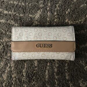 Guess wallet beige and white pattern